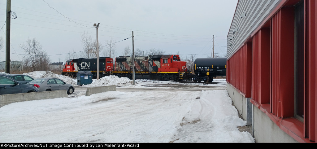 CN 4711 and GTW 6226 in Coteau Station